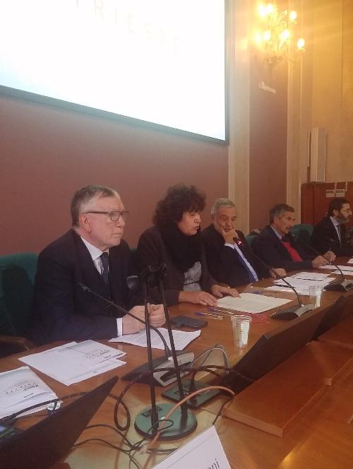 Massimo Inguscio (Presidente CNR), Loredana Panariti (Assessore regionale Lavoro, Formazione, Istruzione, Pari Opportunità, Politiche giovanili, Ricerca e Università), Luigi Nicolais (Consigliere scientifico ministro Fedeli), Fernando Ferroni (Presidente Istituto nazionale fisica nucleare) e Fernando Quevedo (Direttore ICTP) alla presentazione dell'Euroscience Open Forum - Roma 29/11/2017